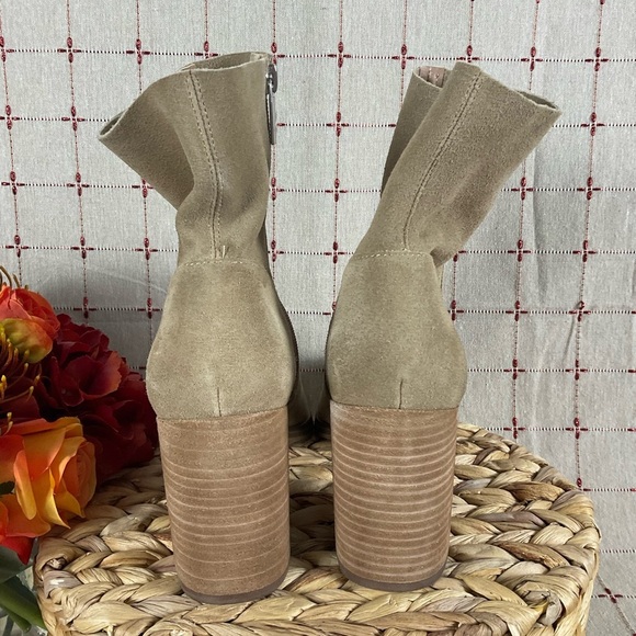 Steve Madden “Calabria” Tan Suede Ankle Boots Almond Toe Size 9.5 Beige Bootie - Picture 4 of 9